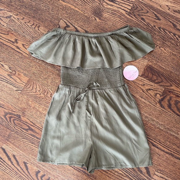 BNWT Francesca’s Ruffle Jumper Small Olive green by Full Circle Trends - Picture 2 of 12